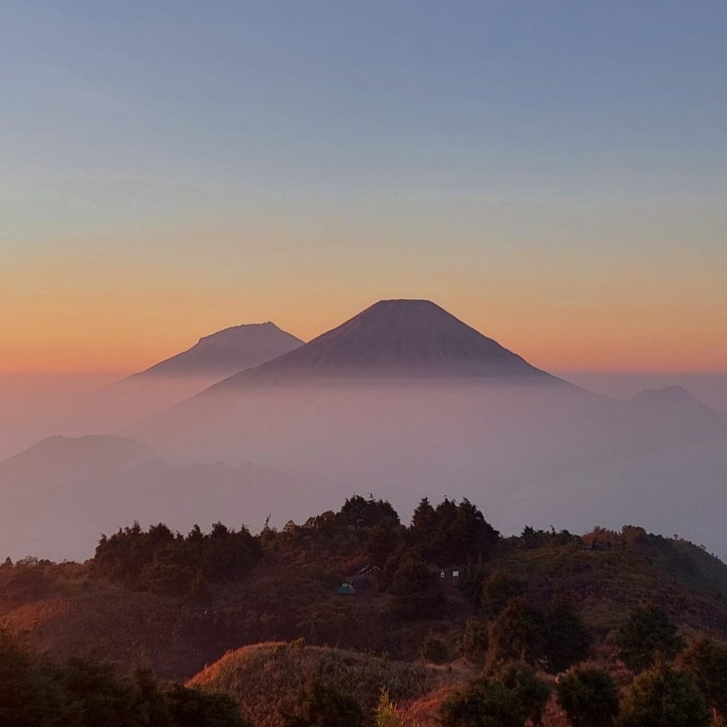 Pemandangan Sindoro-Sumbing dari Prau via Wates