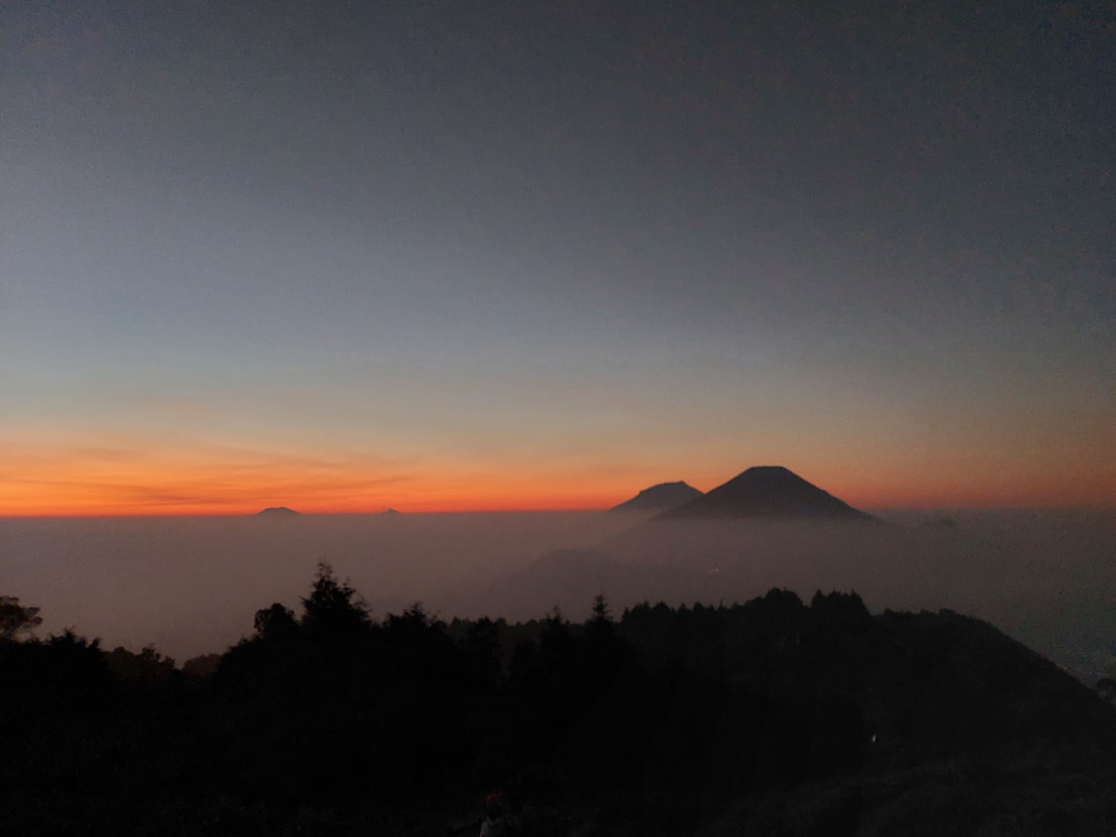 Pemandangan Sindoro Sumbing dari Prau via Wates